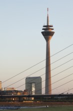 Rheinturm und Stadttor, Düsseldorf, NRW, Deutschland