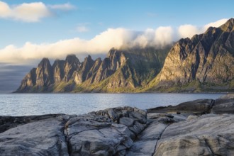 Coastal section Tungeneset, Devil's Teeth, Okshornan mountain range, Senja, Troms, Nord-Norge,