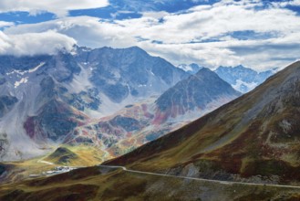 France, region Provence-Alpes-Côte d'Azur, Savoier Alps, Departement Hautes-Alpes, road to pass Col