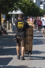 UPS parcel service employee delivering parcels, Binz, Mecklenburg-Vorpommern, Germany, Europe