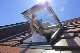 Employees of Zimmerei Mellein GmbH install the roof windows in the Mutterstadt development area,