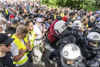 Riots in the run-up to the AFD party conference in Essen, demonstrators try to prevent AFD