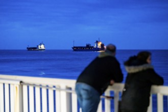 Ship in the Elbe estuary, pier Neue Liebe, evening, Cuxhaven, Lower Saxony, Germany, Europe