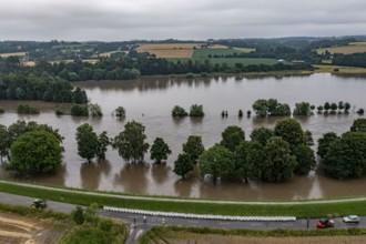 Ruhr floods near Mülheim-Menden, damage to the Ruhr dyke was sealed with large sand packs, flooded