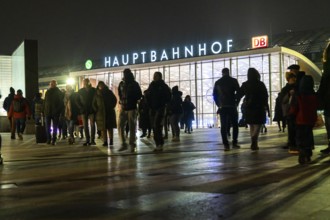 Cologne main station, station forecourt, evening, passers-by on their way, to, from the station,