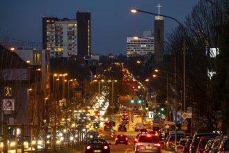 Evening city centre traffic, rush hour, Alfredstraße, B224, in Essen, Germany, Europe