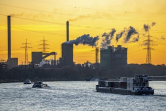 Sunset, cargo ships on the Rhine, steelworks, Hüttenwerke Krupp Mannesmann, discharge cloud of the