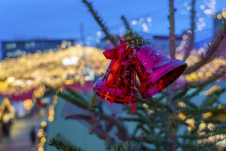 Pre-Christmas season, Christmas market on Kennedyplatz in the city centre of Essen, Christmas tree