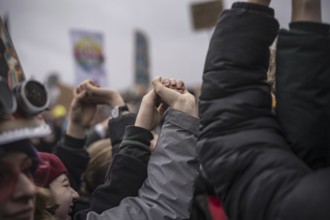 150, 000 people gather around the Bundestag in Berlin to build a human wall against the shift to