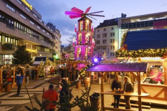 Mulled wine stands and Christmas pyramid at the Christmas market at Neumarkt, Blue Hour, Elberfeld,