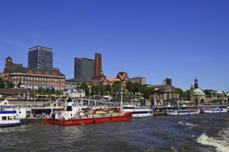 Europe, Germany, Hamburg, St. Pauli, View over the Elbe to St. Pauli Landungsbrücken and skyline