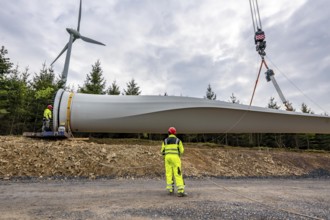 Erection of a wind turbine, wind energy plant, assembly of the third blade, with a crawler lattice