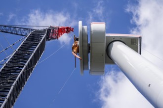 Erection of a wind turbine, wind energy plant, assembly of the ring generator, with a crawler