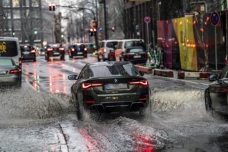 Winter, rainy weather, freezing rain, large puddle, puddle of water, in the city centre, Große