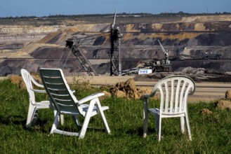 Edge of the Garzweiler II open-cast lignite mine, the last buildings of the abandoned village are