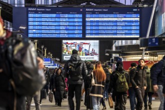 Display boards at Hamburg central station, evening rush hour, in front of another GDL, train