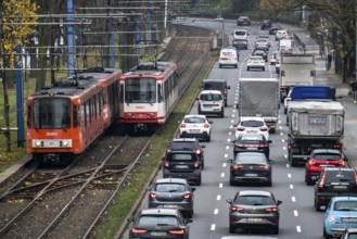 City centre traffic, 3-lane Westfalendamm, federal road B1, heavy traffic, tram line runs parallel,