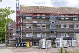 Energy-efficient refurbishment of an apartment block, thermal insulation, new windows and new roof