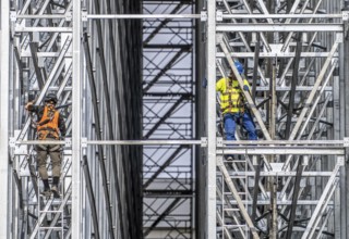 Construction of a high-bay warehouse, storage system for high space utilisation, in steel