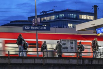 Cologne-Deutz railway station, platform for local trains, S-Bahn, regional trains, Cologne, North