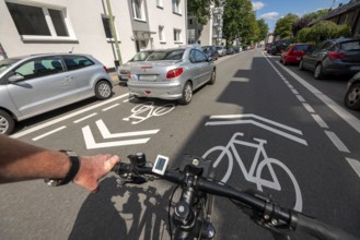 Bicycle road, cyclists have priority over car traffic, new cycle routes through Essen, here in the