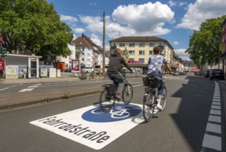 Bicycle road, cyclists have priority over car traffic, new cycle routes through Essen, here in the