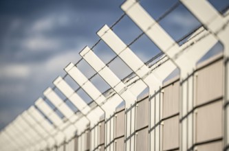 Fence, security fence, with barbed wire Y-crown, Düsseldorf Airport