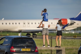 Amsterdam Shiphol Airport, Polderbaan, one of 6 runways, spotter area, see aeroplanes up close,