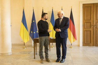 Volodymyr Selensky (President of Ukraine) after his entry in the guest book with Frank-Walter