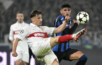 Duel, action Anthony Rouault VfB Stuttgart (29) against Raoul Bellanova Atalanta BC Bergamo (16)