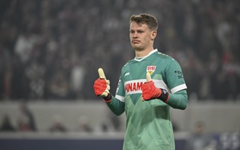 Goalkeeper Alexander Nuebel VfB Stuttgart (33) gesture gesture both thumbs up, satisfied, Champions