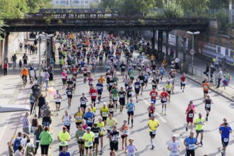 Marathon runners of the Berlin Marathon run across Berlin's Yorkstrasse, 25/09/2016