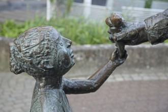 Sculpture ice-cream seller, girl, head, face, joy, pleasure, bronze, sale, sell, ice-cream,