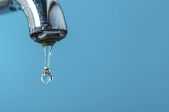 Single drop of water coming out of water tap on blue background. KI generiert, generiert, AI