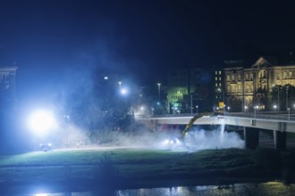 In the early hours of the morning, a section of the Carola Bridge collapsed for unknown reasons.