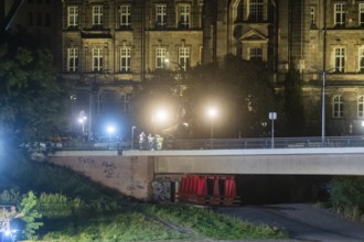 In the early hours of the morning, a section of the Carola Bridge collapsed for unknown reasons.