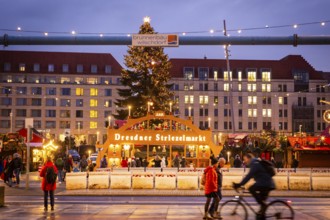 A few days in front of the opening of the Dresden Striezelmarkt, a lighting test was carried out