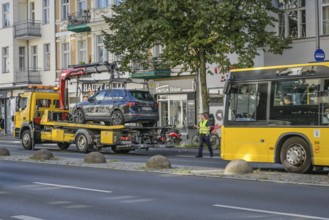 BVG tows away parking offenders in the bus lane, main street, Schöneberg, Tempelhof-Schöneberg,