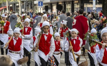 Parade of historically costumed guild members, Zunft zum Widder, Sechseläuten or Sächsilüüte,