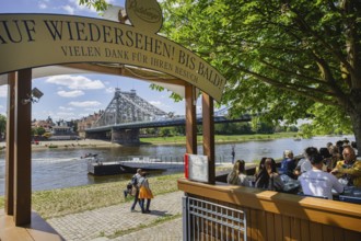 Men's groups on the way to the Men's Day on the Dresden Elbe cycle path, here the Körnergarten,