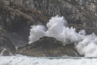 Large waves of the Atlantic Ocean crash against the rocks of a cliff. Camaret sur mer, Crozon,