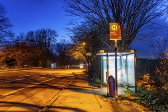 Bus stop Pierburg, in the evening, illuminated, Meisenburger Straße, Essen-Schuir, line 142, in the