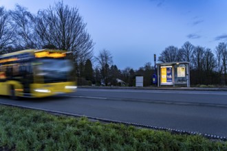 Bus stop Am Treppchen, in the evening, illuminated, Meisenburger Straße, Essen-Schuir, line 142, in