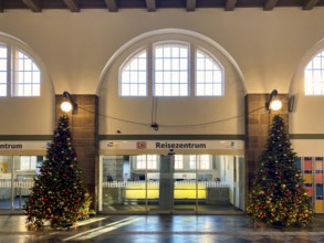 Deutsche Bahn, DB Travel Centre, ticket sales, closed, Christmas, Christmas tree, decorated for