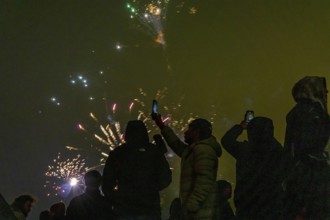 New Year's Eve 2025 on the Elbe promenade in Hamburg, at the harbour, on the Elbe, fire brigade of