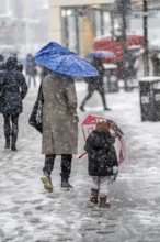 Winter weather, heavy snowfall, city centre traffic, passers-by in the snow, Essen, North