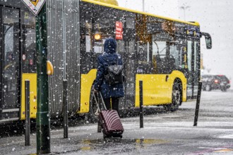 Winter weather, heavy snowfall, passengers waiting for the bus in the snow, at Essen central