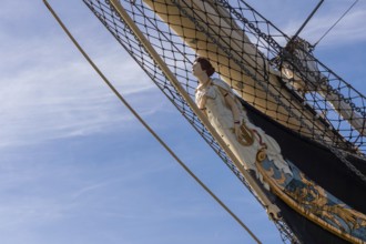 Figure of the crowd, one of the titanic muses in Greek mythology, figurehead, steel four-masted