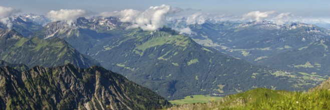 Mountain panorama from the Nebelhorn, 2224m, to the southwest to the Hammerspitzen, Kanzelwand,