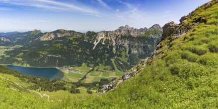 Mountain panorama from the Krinnenspitze, 2000m, to Haldensee, Aggenstein, 1986m, Friedberger